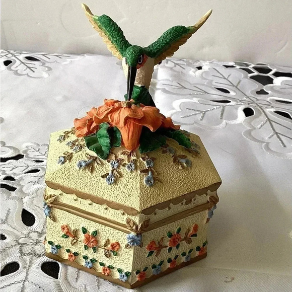 2001 Holsted House Ruby-Throated Hummingbird music trinket box Wings of Love - Picture 4 of 9